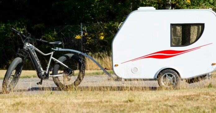 Camping-car à vélo électrique à énergie solaire comprenant une chambre et un coin repas