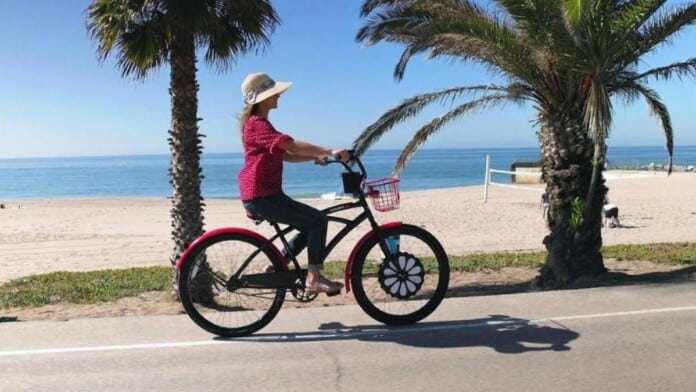 Le kit est installé sur la roue avant du vélo fourni par la startup E-Switchy.