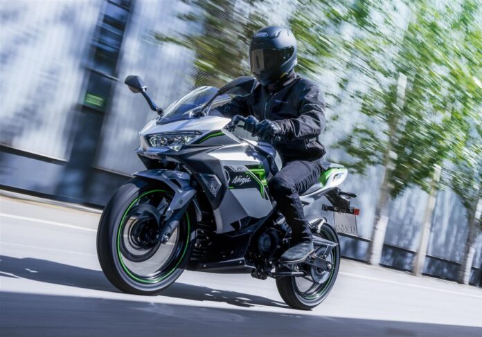 Kawasaki fait un bond dans le futur avec ses motos électriques : Ninja E-1 et Z E-1 avec modes « e-boost » et « walk »
